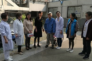 我院女知联小组专家开展“敬老爱老”义诊活动