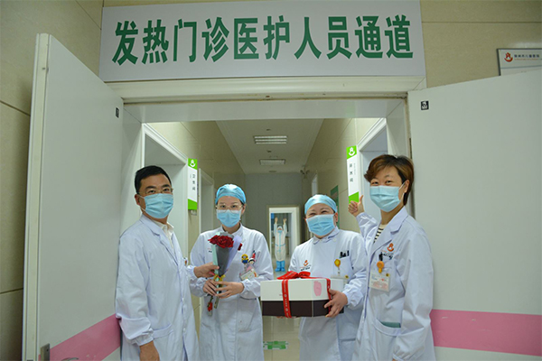 深入一线送祝福 真情关怀暖人心——5.12国际护士节我院慰问一线护理工作者
