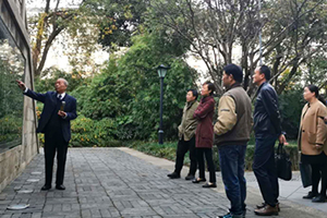 我院“临池意趣”书法兴趣小组走进东坡公园,鉴赏乾隆碑刻