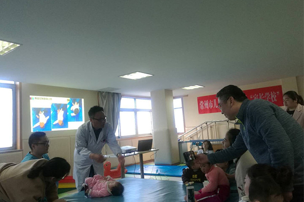 康复病房里的“家长学校”:大手牵小手 为爱一起走