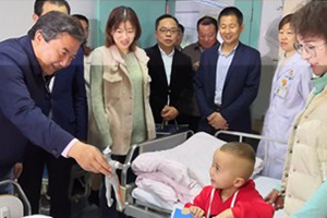 新疆乌恰代表团来我院交流,慰问来常“补心”乌恰儿童