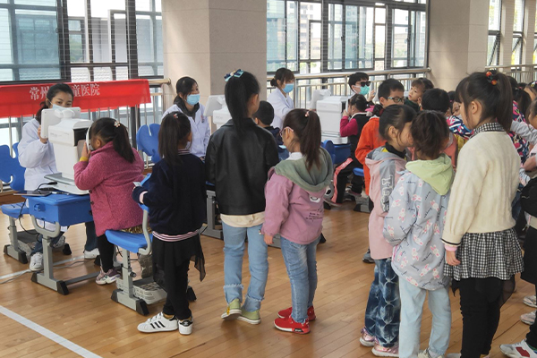民生实事进校园——我院赴三所小学开展视力筛查活动