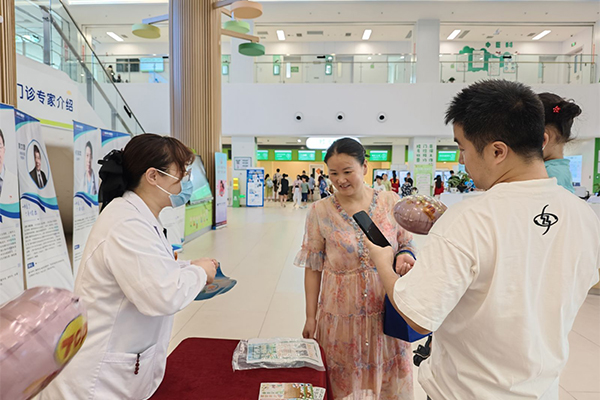 “夏日家庭小药箱你会准备吗?” ——我院药事科开展专题用药咨询活动