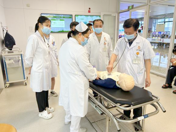 我院检验科开展门诊病人晕针晕血应急演练,筑牢医疗安全防线