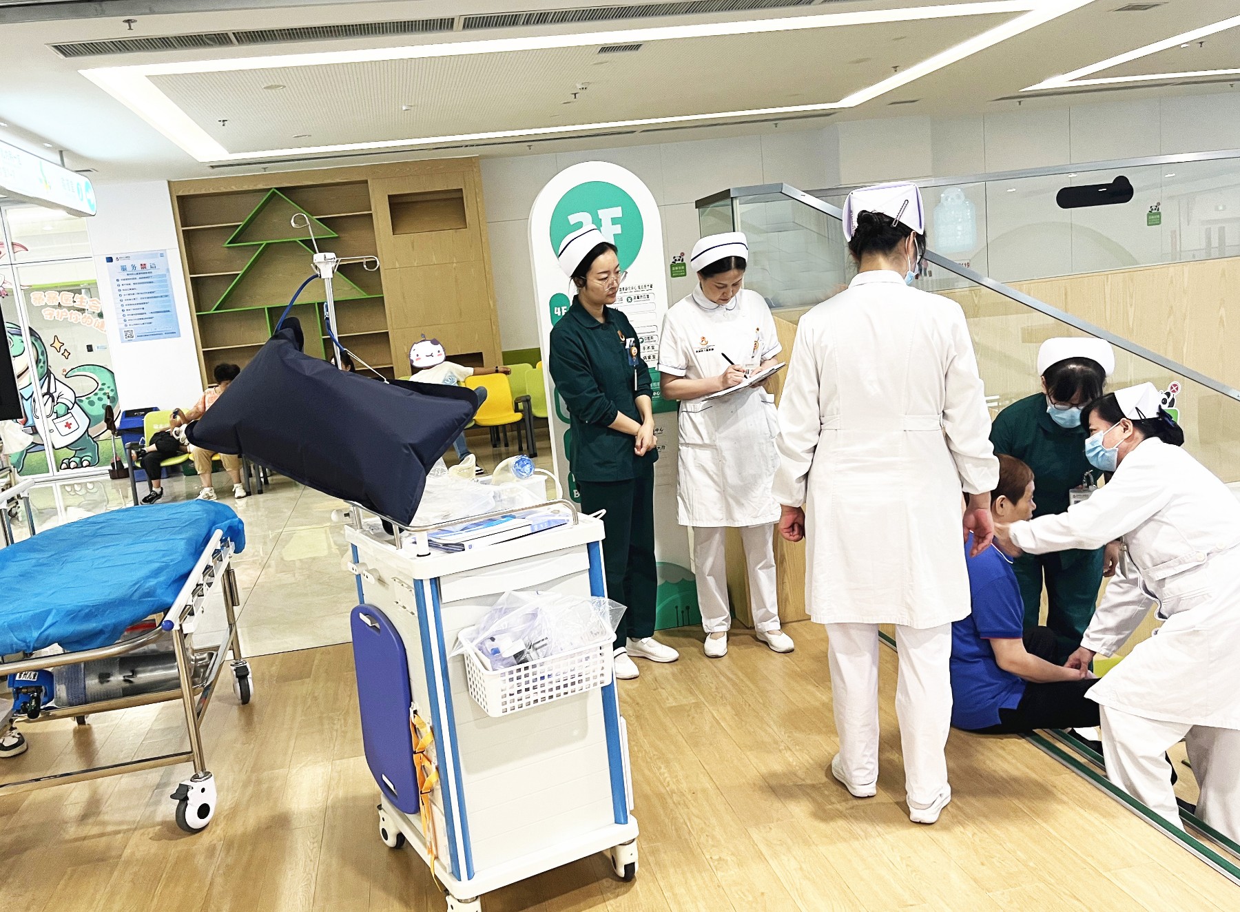 我院门诊大科护理团队“以演备战”，开展应急抢救专项督查